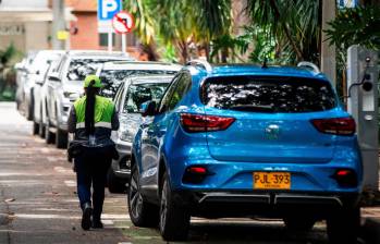 Las Zonas de Estacionamiento Regulado (ZER) buscan controlar el parqueo en la vía pública. Sin embargo, los impulsadores se han visto afectados por las personas que se van sin pagar o aquellos que intentan agredirlos para no cancelarles. FOTO JULIO CÉSAR HERRERA