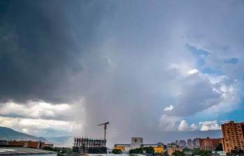 Fuertes lluvias en Medellín y el Valle de Aburrá: hay tormenta eléctrica con granizo y alertas en quebradas