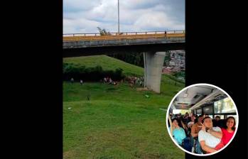 El accidente ocurrió cuando el bus transitaba por el puente Helicoidal de Calarcá (Quindío). FOTO CAPTURA DE VIDEO Y CORTESÍA