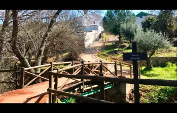Imagen del puente que comunica dos países europeos, que mide seis metros de longitud. FOTO CORTESÍA @UNSITIODIFERENT