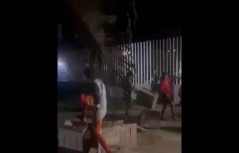 En video quedó captado el momento en el que personas destruyeron urnas y material de la Registraduría. FOTO CAPTURA DE VIDEO