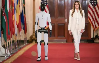 Esta fue la curiosa aparición de Melania Trump con un robot humanoide en la Casa Blanca. FOTO: AFP