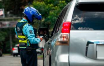 Los agentes de la Secretaría de Movilidad de Medellín están pendiente de que los conductores respeten la medida del pico y placa. FOTO: CAMILO SUÁREZ