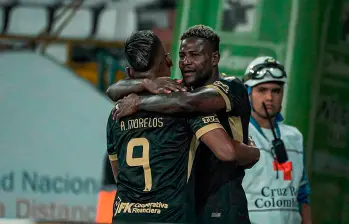 En la imagen aparecen celebrando la anotación del primer gol, Dayro Asprilla y Alfredo Morelos, FOTO: Nacional