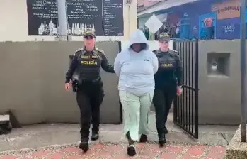 La mujer comenzó a figurar en el cartel de los más buscados por su presunta participación en el homicidio de un hombre. FOTO: IMAGEN TOMADA DE VIDEO 