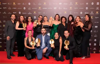 Parte del elenco de estimados señores y los premios que ganaron en los Macondo. FOTO Cortesía Premios Macondo