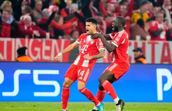 Luis Díaz celebra junto a Dayot Upamecano el gol que le dio la tranquilidad al Bayern Múnich ante el Real Madrid en los cuartos de final de la Champions League, en el Allianz Arena. FOTO GETTY