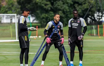 El arquero tolimense Éder Chaxu (con las bandas en la foto), se perfila como titular del partido. Yimmy Gómez, a la derecha de la toma, es sorpresa entre los convocados. FOTO: CAMILO SUÁREZ