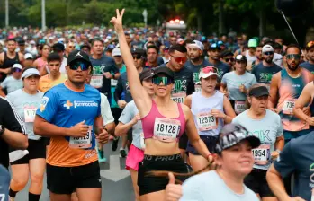Ni la lluvia ni el frío impidieron que 27 mil personas salieran a correr por las calles de Medellín en distancias de 5, 10, 21 y 42 km. La fiesta deportiva fue un éxito, sin ningún incidente grave que lamentar. FOTO Camilo Suárez