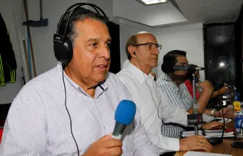 Las cabinas de radio fueron la segunda casa de Jorge Eliécer. En la imagen aparece durante una de sus transmisiones, acompañado de otra insignia de la radio antioqueña, Weimar Muñoz Ceballos. FOTO jaime pérez 