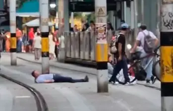 El motociclista y la mujer resultaron lesionados y para atenderlos fue necesario suspender el servicio del tranvía temporalmente. FOTO: Cortesía
