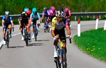 Egan Bernal ya tiene a su compañero Thymen Arensman más adelante en la general (9°), por lo que de ahora en adelante tendrá que trabajar para él. FOTO X-Netcompany INEOS