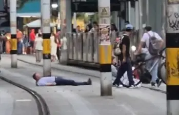 El motociclista y la mujer resultaron lesionados y para atenderlos fue necesario suspender el servicio del tranvía temporalmente. FOTO: Cortesía