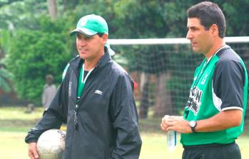 Juan Jairo Galeano (de gorra) junto a Santiago Escobar cuando dirigieron a Nacional en 2011. FOTO ARCHIVO EL COLOMBIANO