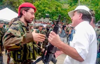 Supuestos integrantes del Frente Cacica La Gaitana entregaron armas al entonces comisionado de paz, Luis Carlos Restrepo. FOTO: Colprensa