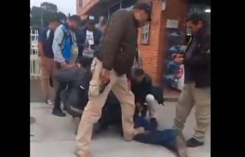Este fue el momento de la aprehensión del menor de edad sospechoso, cuando dijo que entregaría los números de teléfono de sus cómplices. IMAGEN TOMADA DE VIDEO.