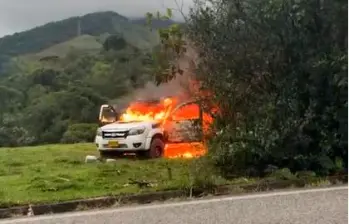 La camioneta fue localizada a un lado de la vía pavimentada y posteriormente le prendieron fuego. FOTO: TOMADA DE VIDEO