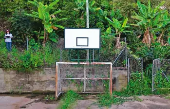 La intervención de placas polideportivas es uno de los principales frentes de inversión de la tasa de seguridad. En la imagen, aspecto de la cancha de la vereda Los Pinos, en Montebello. FOTO Cortesía Gobernación