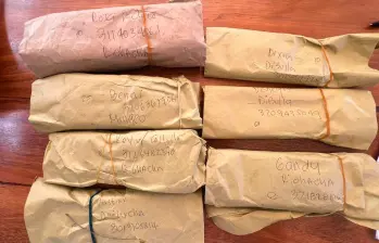 Los $145 millones incautados en La Guajira estaban en siete sobre de manila marcados con los datos del lugar de destino y el contacto que los recibiría. FOTO: CORTESÍA POLICÍA.