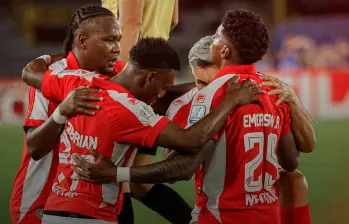 Santa Fe celebró una nueva victoria en el clásico bogotano después de remontar un marcador adverso ante Millonarios. FOTO: @SantaFe