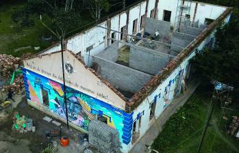 Así se ve desde arriba la reconocida e histórica Casa Inalámbrica de Envigado, también distinguida como el antiguo Club Telecom, o la Casa de la Comunidad Terapéutica. FOTO Manuel Saldarriaga.