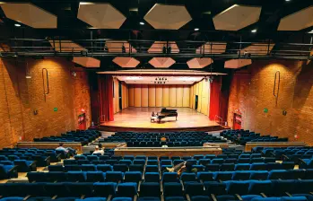 Con una capacidad superior a las seiscientas personas, el auditorio Fundadores es uno de los escenarios de la vida cultural y académica de Eafit. También es la sede de su orquesta. FOTO manuel saldarriaga