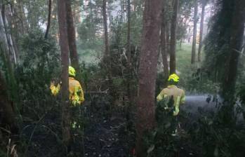 Integrantes de los bomberos que apagaron el incendio ocurrido en el sector del Seminario en Medellín. FOTO: Cortesía Alcaldía de Medellín