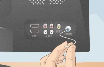 Los servicios de streaming tienen más retraso porque la señal debe ser procesada, comprimida, distribuida por internet y descargada en cada dispositivo antes de reproducirse. Por eso, la TDT directamente en su TV es una buena solución. FOTO WikiHow/Creative Commons