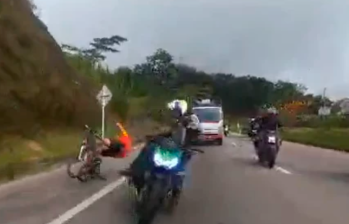 En el video se ve el momento en el que el motociclista impacta con el ciclista que va por la berma. FOTO: CAPTURA DE VIDEO