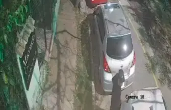 En la imagen se nota al hombre que habría quebrado los vidrios del carro del profesor Edwin y sacó el computador. IMAGEN TOMADA DE VIDEO