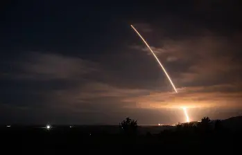 EE. UU. lanzó un misil balístico intercontinental Minuteman III en una prueba desde California. FOTO: Departamento de Guerra de EE. UU.