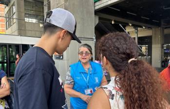 Personal de la Alcaldía de Medellín durante una jornada de prevención en el sisema Metro. FOTO: Cortesía Alcaldía de Medellín.