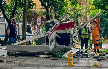 Esta es la avioneta precipitada en el barrio Estadio, de Medellín, en la tarde de este viernes. Las autoridades desconocen las causas por las cuales se accidentó. FOTO: MANUEL SALDARRIAGA