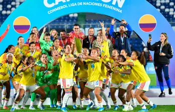 La Selección Colombia femenina, que ha vivido un proceso de renovación, celebró su primer título internacional al coronarse campeona de la Liga de Naciones Femenina. FOTO afp