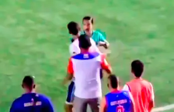 Momento en el que Vanessa Ceballos es agredida durante la expulsión al jugador Bolívar. Foto: Captura tomada de redes @Borda_analista