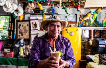 Henry Restrepo fue fundador de la Asociación de Venteros Estacionarios del Puente de Occidente. Hoy vende desde su local, Fonda La Mulera. FOTO julio césar herera
