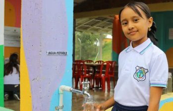 Imagen ilustrativa de estudiante de colegio con agua potable. Foto: cortesía.