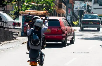 Los piques son una de las maniobras más recurrentes en los barrios, exponiendo la integridad de ellos y de otros actores viales. FOTOS JULIO CÉSAR HERRERA