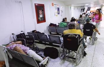 Pacientes acostados en sillas metálicas o tirados en el suelo hacen parte del paisaje en los hospitales de Medellín este mes. FOTO Camilo Suárez