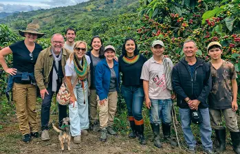 Vanessa Vargas y Diana Franco, fundadoras de Avelí Café, lograron una exportación histórica de tres toneladas hacia Alemania. En la foto, durante una visita a los cultivos de café en Concepción. FOTO Cortesía