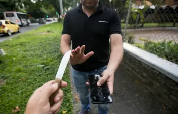 La modalidad más frecuente en el hurto a personas sigue siendo el atraco. En el robo de celulares, la modalidad creciente es el halado. Foto: EL COLOMBIANO.