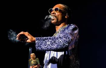 Imagen de Snoop Dogg en una de sus habituales apariciones en público fumando marihuana. FOTO Getty