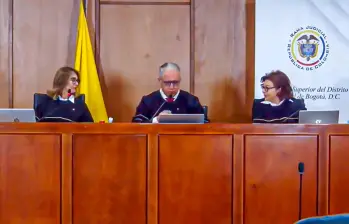 De izquierda a derecha; magistrados, Alexandra Ossa , Manuel Antonio Merchán y María Leonor Oviedo. esta última fue quien manifestó estar en desacuerdo con sus compañeros con respecto a la decisión tomada sobre el Caso Uribe. FOTO: captura de video.
