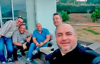 Álvaro Villada (izq.) fue quien entregó los documentos por si algo le pasaba. Acá abraza a Edison López alias ‘Chano’ quien es abogado y ha defendido a capos de ‘la Oficina?. Le siguen MIguel Quintero, Wilder Echavarría y Jorge Enrique Liévano. FOTO: EXPEDIENTE