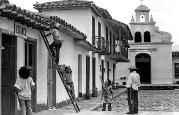 Trabajadores le aplican una mano de cal al Pueblito Paisa. Construido en los 70 en el cerro Nutibara, este lugar se inspiró en los pueblos tradicionales de Antioquia. FOTO JORGE ZULETA ZEA