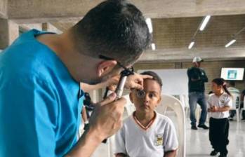 Con kaleidos, dispositivo oftalmológico portátil que realiza exámenes visuales no invasivos en pocos minutos, tamizaron a más de 800 niños de los municipios de Támesis, Salgar y Medellín. FOTO CORTESÍA