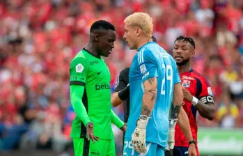 El arquero uruguayo Washington Aguerre y el delantero de Nacional, Kevin Viveros, se encararon después de un tiro libre en el primer tiempo del partido. FOTO: JUAN ANTONIO SÁNCHEZ