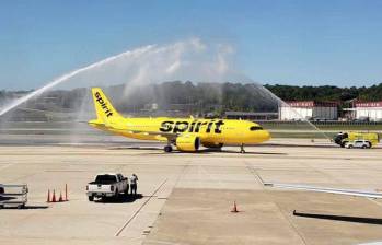 Viajeros afectados por el cierre de Spirit Airlines tuvieron que comprar nuevos tiquetes y pasar largas horas en aeropuertos tras la cancelación masiva de vuelos. FOTO: AFP. 