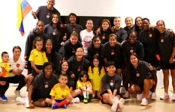 Jugadoras de Colombia en la concentración junto a Mariana Pajón. FOTO: Tomada de X @FCFSeleccionCol