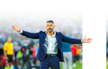 El argentino Javier Gandolfi lleva 48 partidos al frente de Atlético Nacional. En ellos, suma 23 victorias, 13 empates y 12 derrotas. Los verdes, por su nómina, tienen la presión de ser campeones. FOTO Camilo Suárez